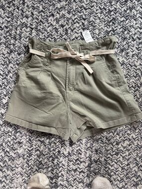 Like New Kensie Olive High-Rise Paperbag Shorts with Cream Tie Women’s Medium
